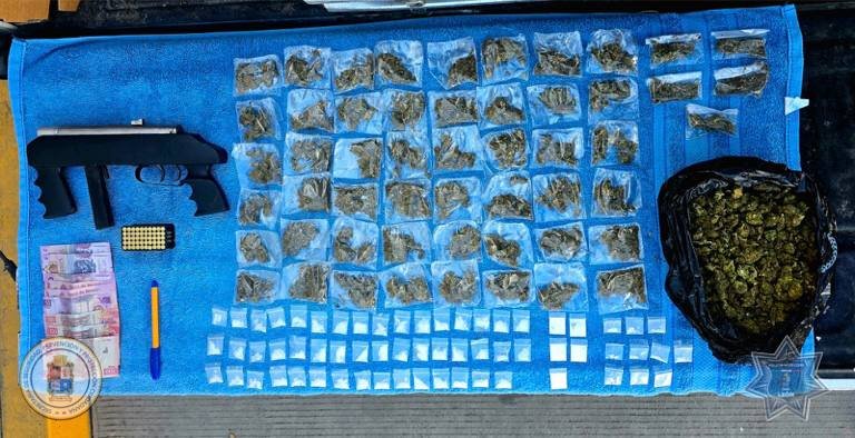 Hombre armado y en posesión de droga fue detenido por la Policía de León.