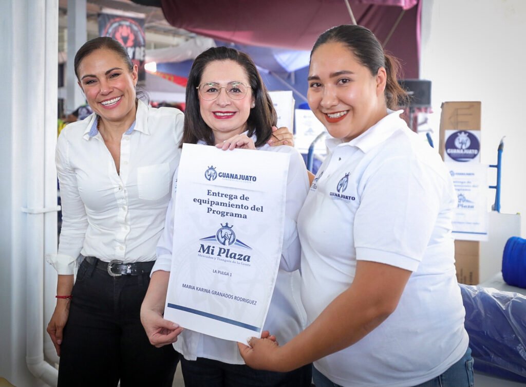 León refrenda apoyo al comercio y reconoce a madres trabajadoras de La Pulga.