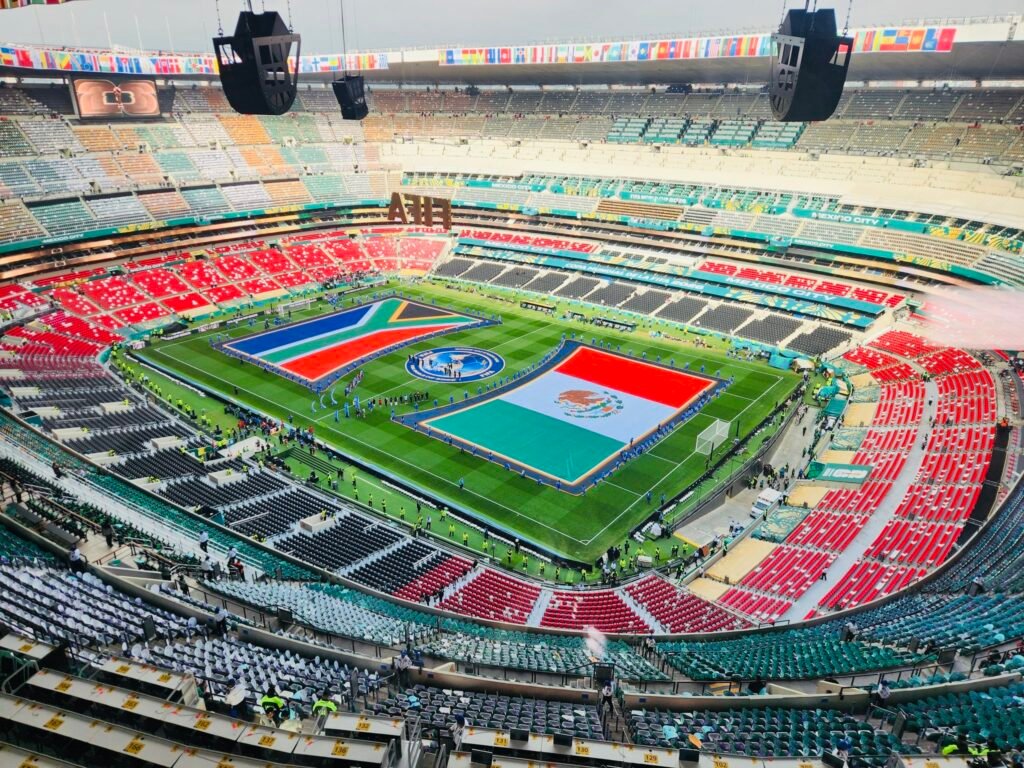 México inaugura el Mundial con fiesta histórica, la selección mexicana vence 2 a 0 a Sudáfrica en el Estadio Azteca.
