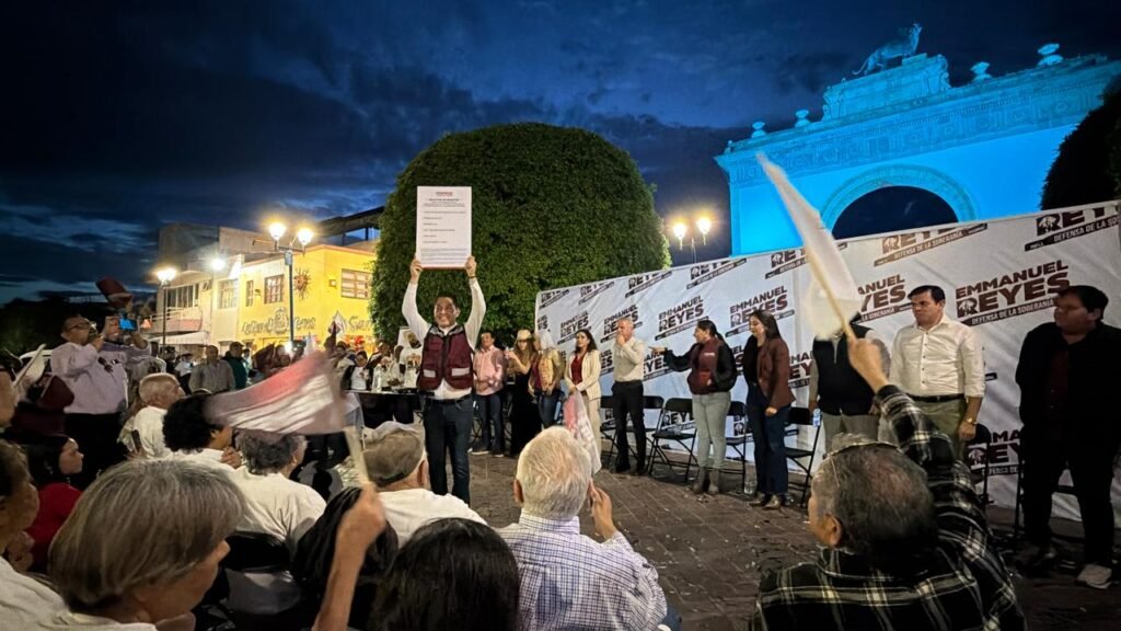 Emmanuel Reyes se registra en León por Morena! entre críticas por ser de Villagrán y mensajes contra su adversario interno.